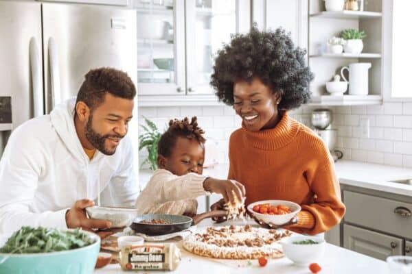 Descubre los beneficios de cocinar en familia